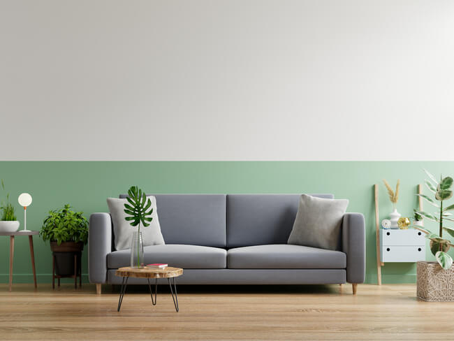 Szara sofa w salonie